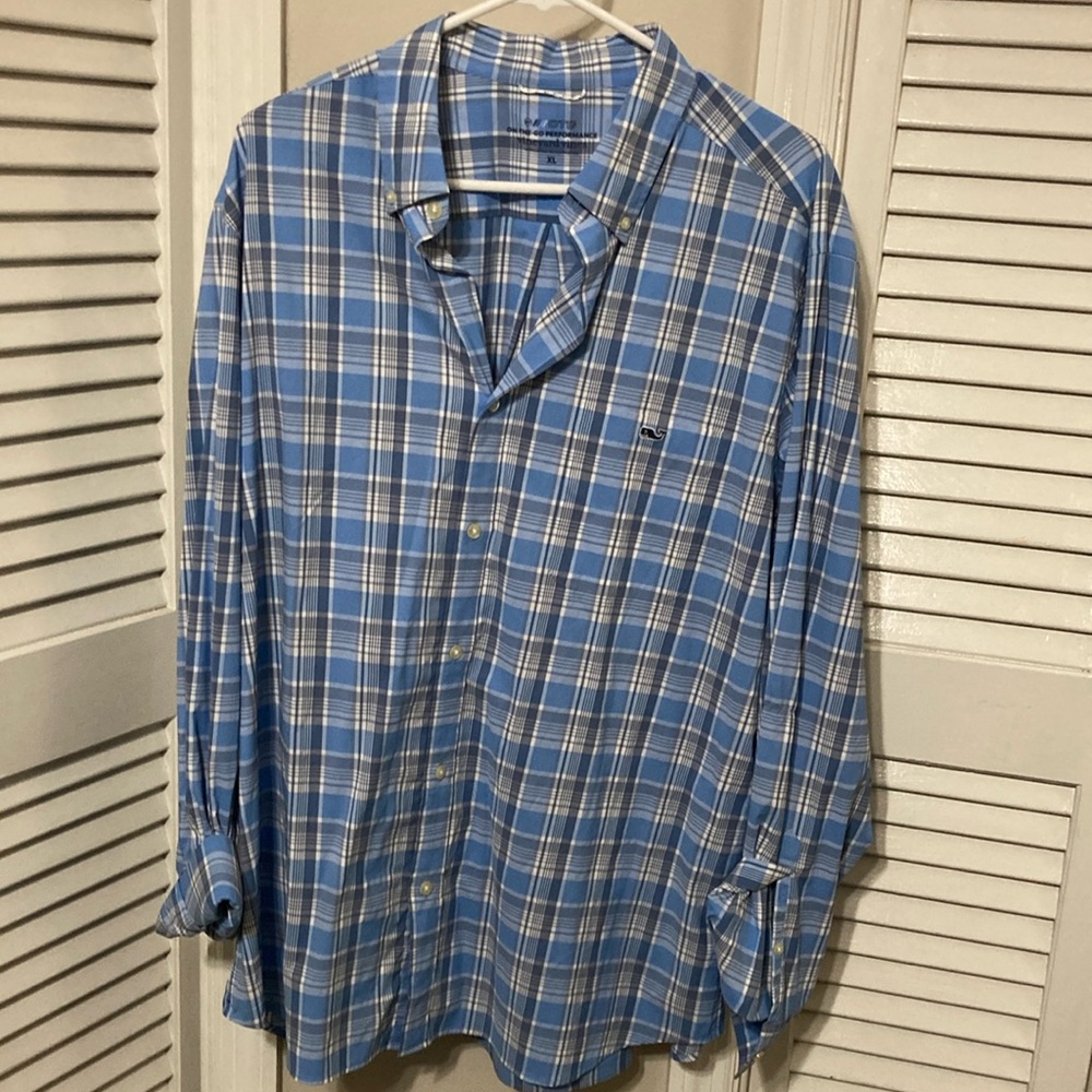 Men’s Vineyard Vines button up SZ XL
